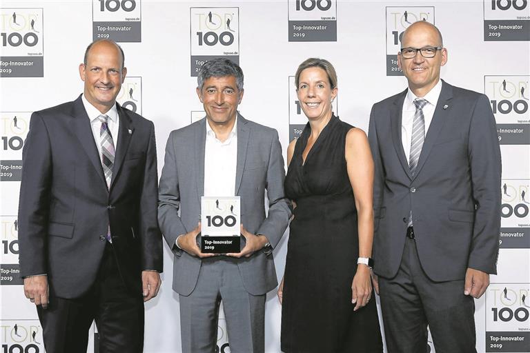Ranga Yogeshwar (Zweiter von links) überreicht das Top-100-Siegel an Murrelektronik-Geschäftsführer Stefan Grotzke im Beisein von Silke Krüger-Schubert, Leiterin der Unternehmenskommunikation, und Oppenweilers Bürgermeister Bernhard Bühler (von links). Foto: Compamedia