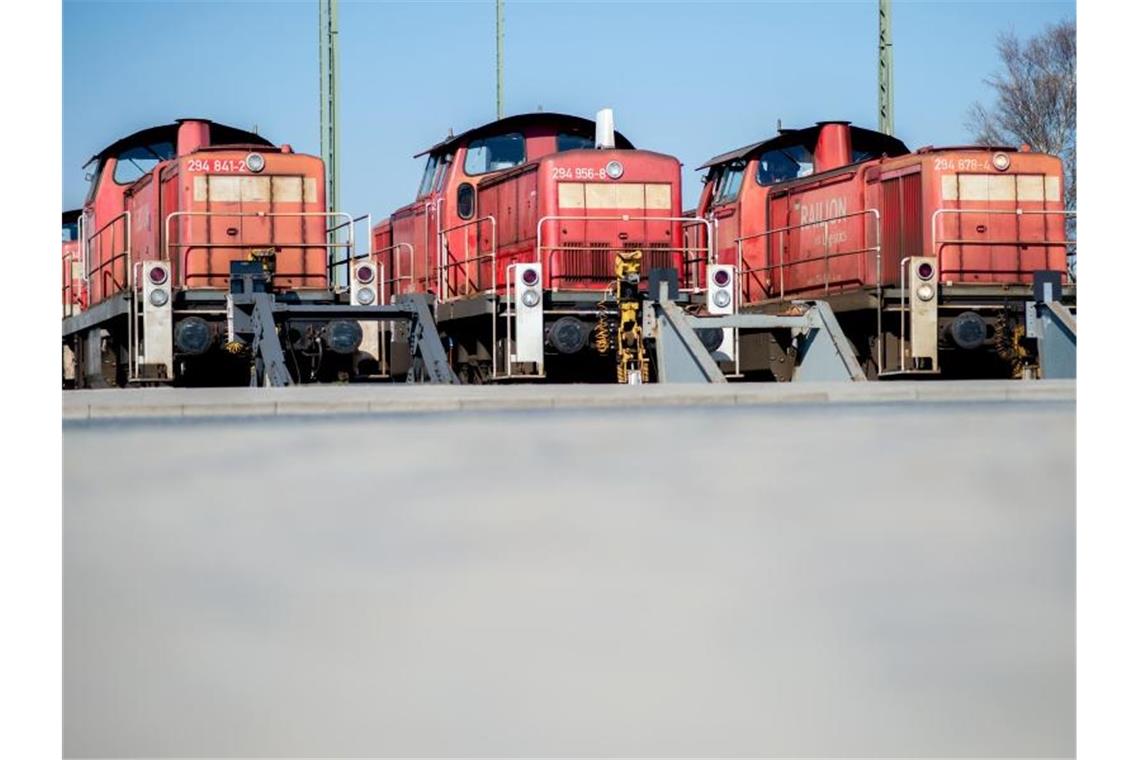 Rangierlokomotiven von DB Cargo stehen auf Abstellgleisen im Hafengebiet. Foto: Hauke-Christian Dittrich/dpa