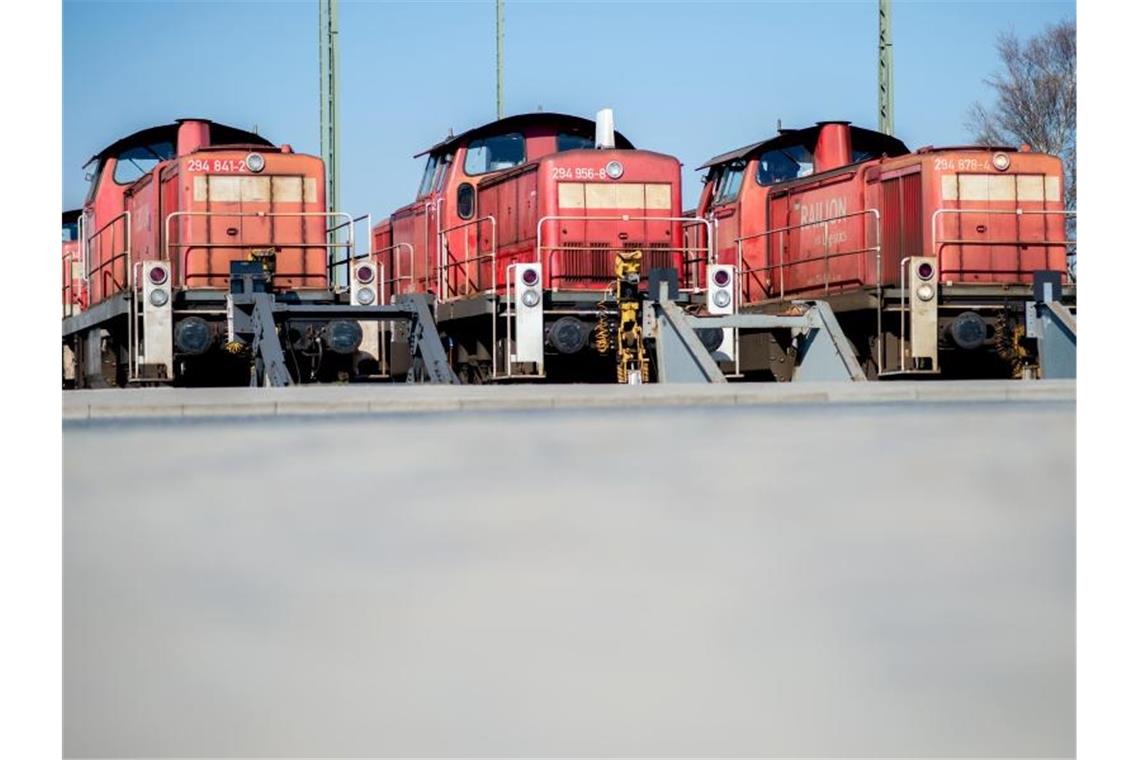 DB Cargo schließt Milliarden-Deal für neue Güterloks Rangierlokomotiven von DB Cargo stehen auf Abstellgleisen im Hafengebiet. Foto: Hauke-Christian Dittrich/dpa