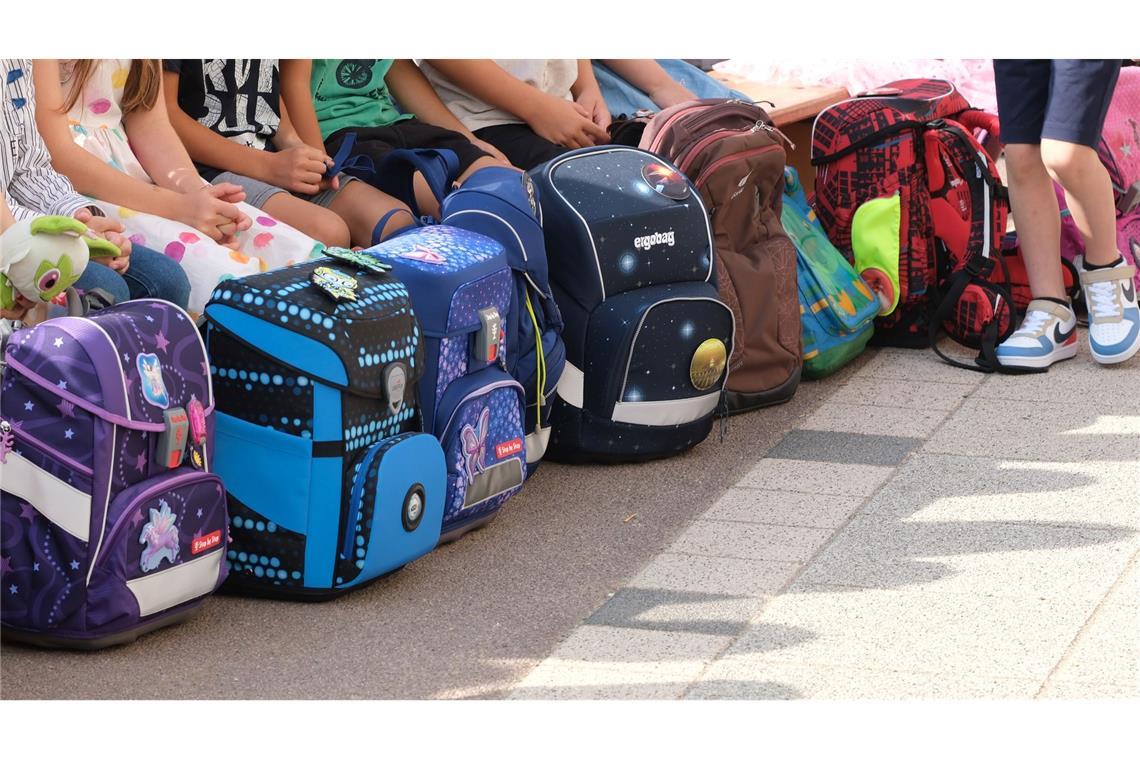 Ranzen packen, Bücher stemmen: Es geht wieder los für Tausende Schüler in Deutschland.