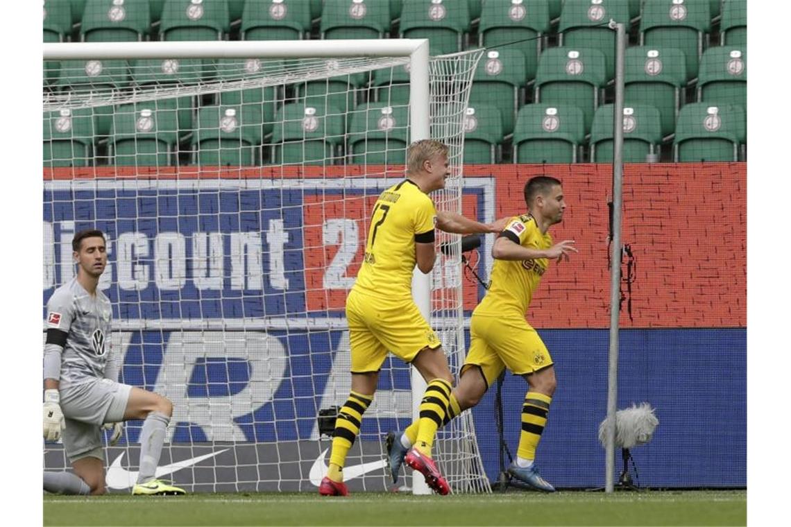 Raphaël Guerreiro (r) zeigt sich nach der Corona-Pause in bestechender Form. Foto: Michael Sohn/AP-Pool/dpa