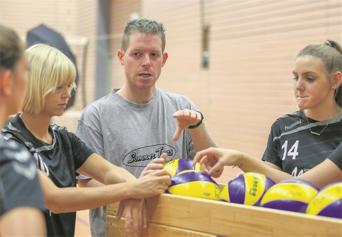 Für Raphael Käfer wird ein Traum wahr Raphael Käfer hat bei den TSG-Volleyballerinnen als neuer Trainer das Sagen.Foto: A. Becher