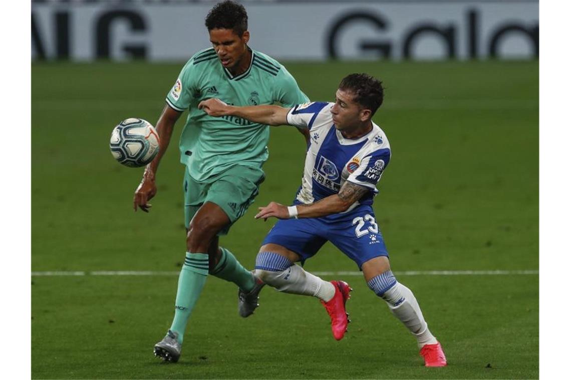 Raphael Varane (l) von Real Madrid kämpft mit Gegenspieler Adri Embarba um den Ball. Foto: Joan Monfort/AP/dpa