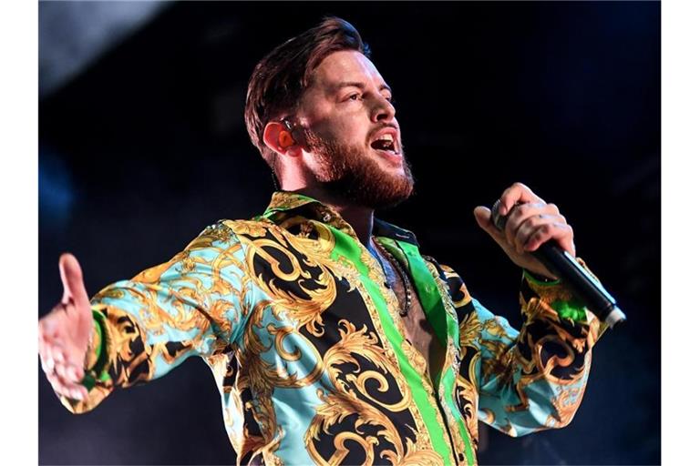 Rapper Bausa steht bei einem Konzert auf der Bühne. Foto: Britta Pedersen/dpa-Zentralbild/Archivbild/dpa