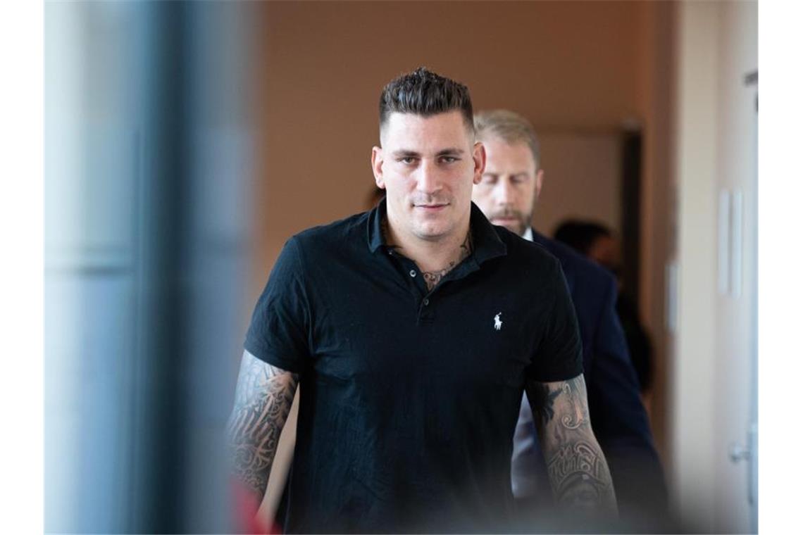 Gangster-Rapper Gzuz rechtfertigt sich vor Gericht Rapper Gzuz (bürgerlich Kristoffer Jonas Klauß) muss sich wieder vor Gericht verantworten. Foto: Daniel Reinhardt/dpa