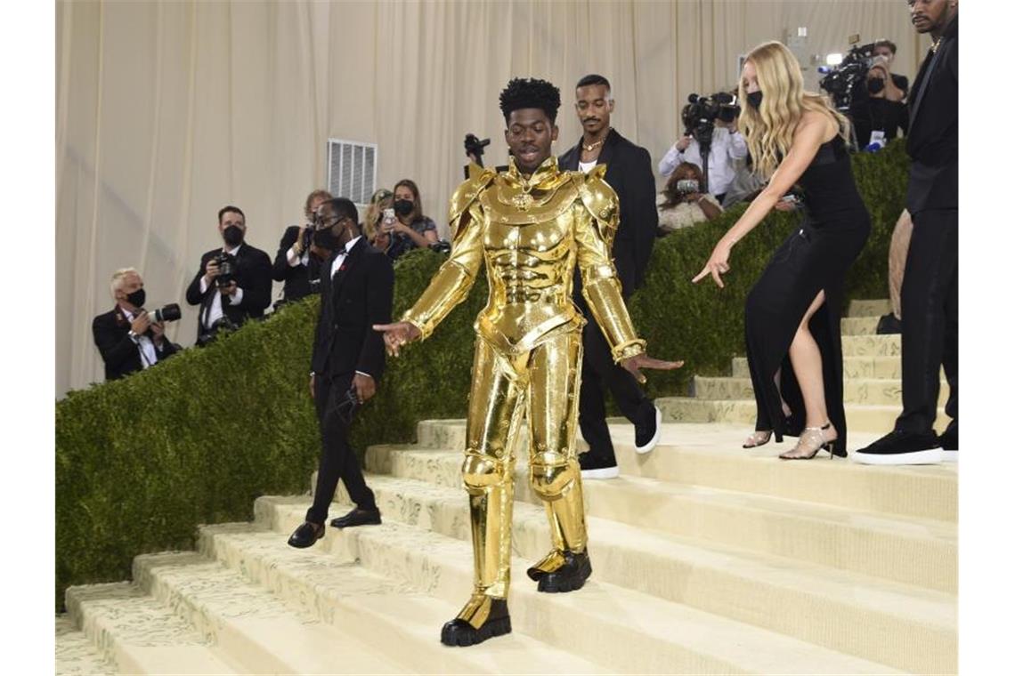 Rapper Lil Nas X in goldener Ritterrüstung. Foto: Evan Agostini/Invision via AP/dpa