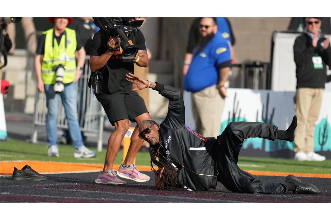 Rapper Snoop Dogg versucht einen Kickoff zu fangen.