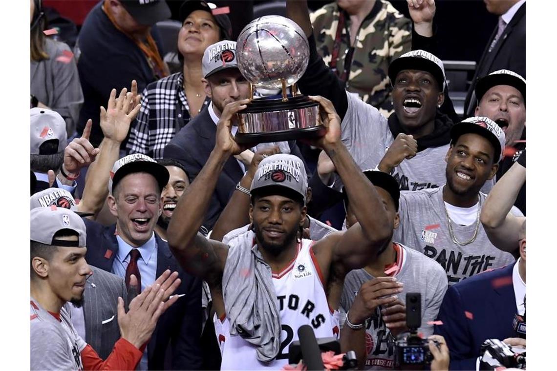 Toronto Raptors als erste Kanadier im NBA-Finale Raptors-Star Kawhi Leonard mit der Trophäe der Eastern Conference. Foto: Nathan Denette/The Canadian Press