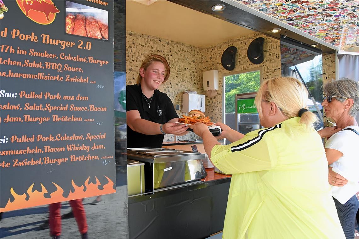 Rastal Aschl reicht Tanja Weiß-Warth ihre mächtige Burgerportion. Fotos: Tobias Sellmaier