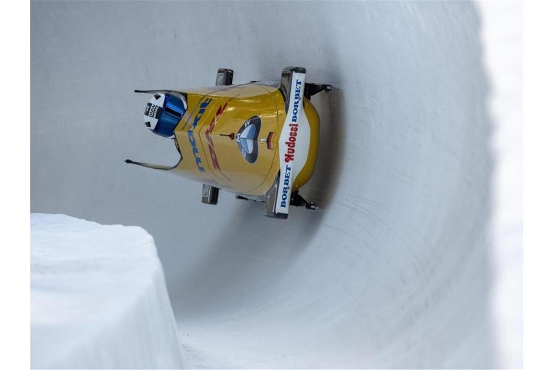 Lochner löst mit Zweierbob-Sieg das WM-Ticket Raste in St. Moritz im Zweierbob auf Rang zwei: Das Team Mariama Jamanka. Foto: Urs Flueeler/KEYSTONE/dpa