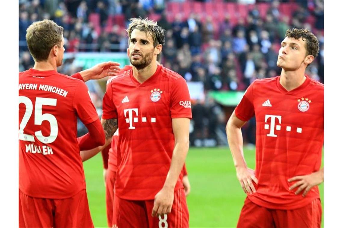 Rat los: Thomas Müller, Javi Martinez und Benjamin Pavard (l-r) nach dem 2:2 in Augsburg. Foto: Stefan Puchner/dpa