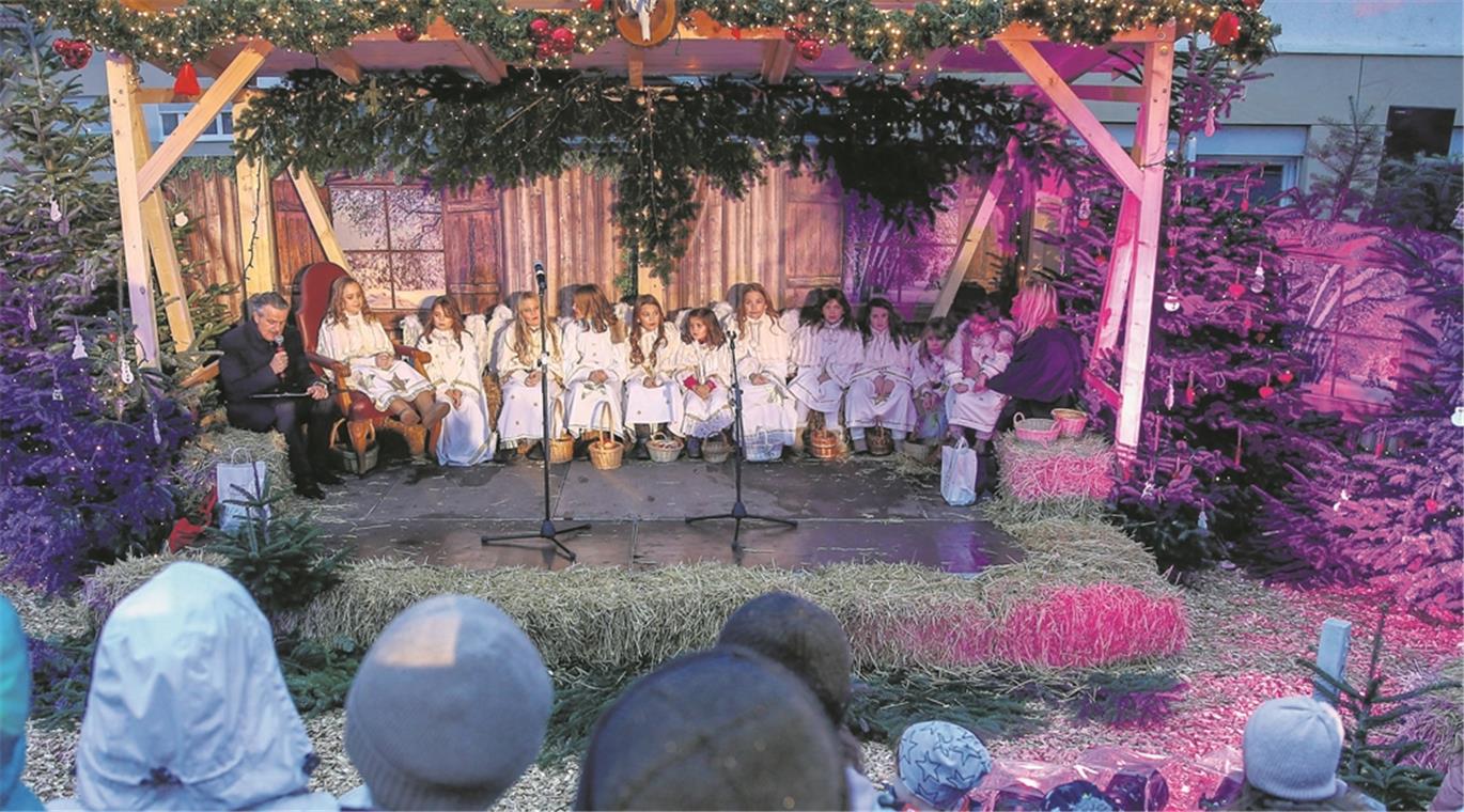 Kinder bestaunen das Christkind auf der Waldbühne