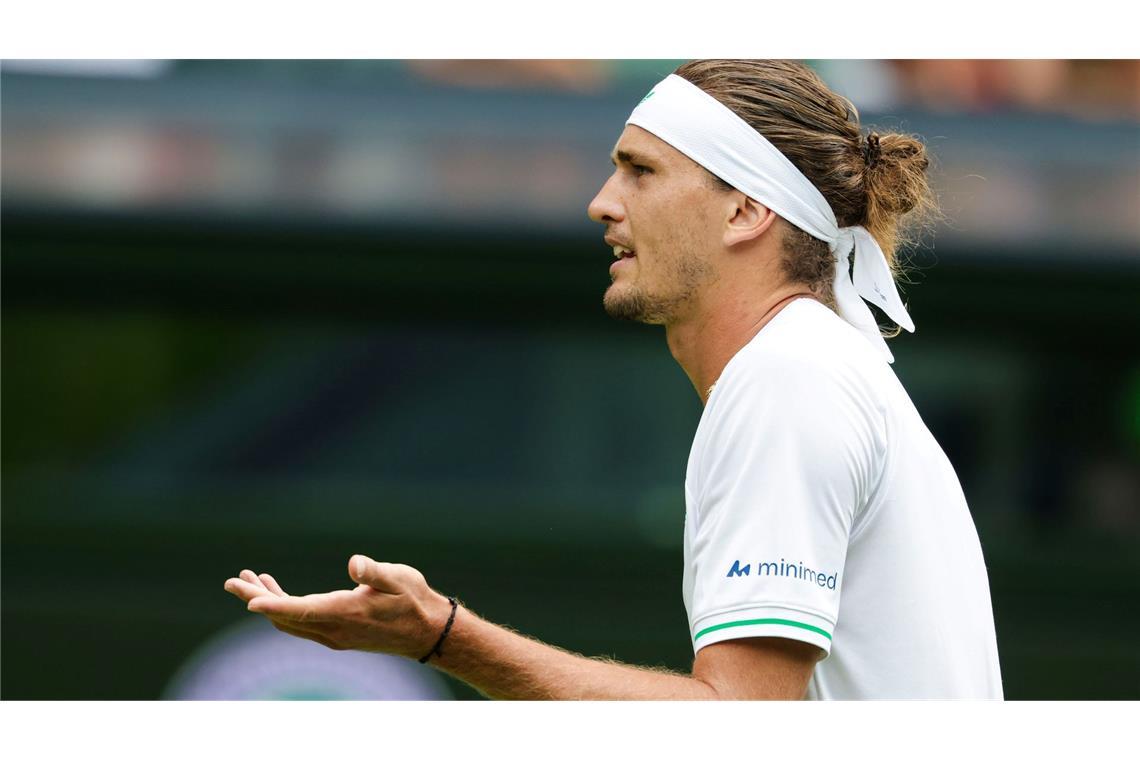 Zverev sucht professionelle Hilfe - Prozess "über Jahre" Ratlos in Wimbledon: Nach seinem Aus in Runde eins beim Rasenklassiker hatte Zverev Einblick in sein Seelenleben gegeben. (Archivbild)