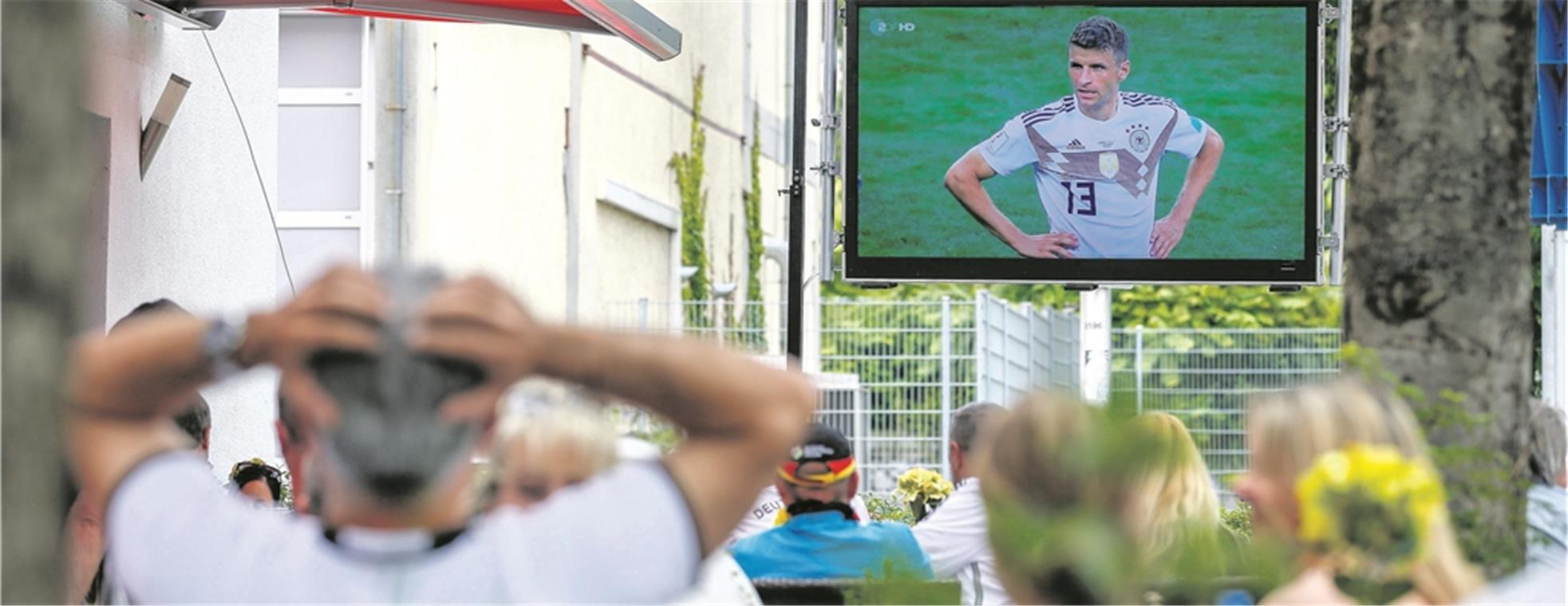 Die Enttäuschung regiert Ratlosigkeit am Bildschirm und auch davor: Die Partie Deutschland gegen Mexiko war der Dämpfer zum Einstieg in die WM. Foto: A. Becher