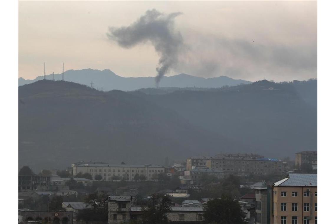 Rauch am Horizont: Bei den blutigen Kämpfen zwischen armenischen und aserbaidschanischen Streitkräften ist kein Ende absehbar. Foto: Uncredited/AP/dpa