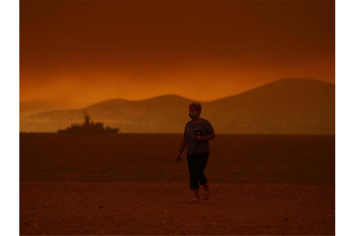 Leichte Entspannung bei Bränden in Griechenland Rauch breitet sich über dem Meer vor der griechischen Insel Euböa aus. Foto: Petros Karadjias/AP/dpa
