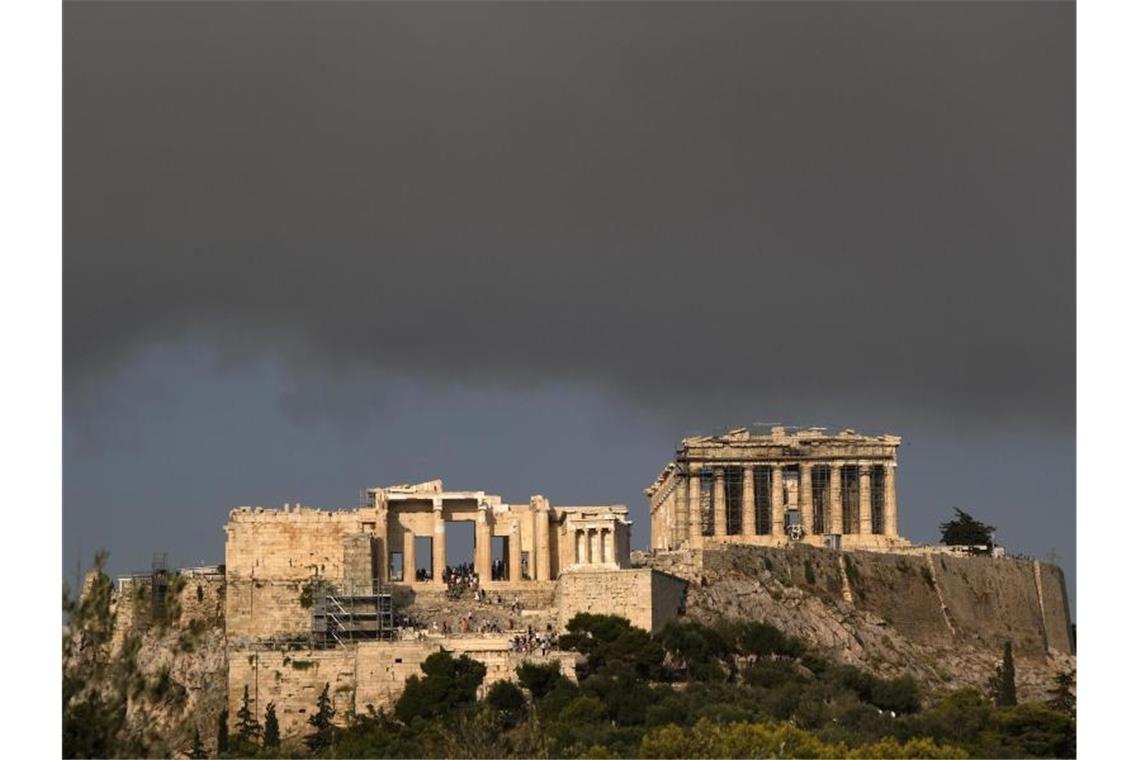 Rauch eines Waldbrandes steigt über der Akropolis auf. Foto: Aggelos Barai/AP/dpa