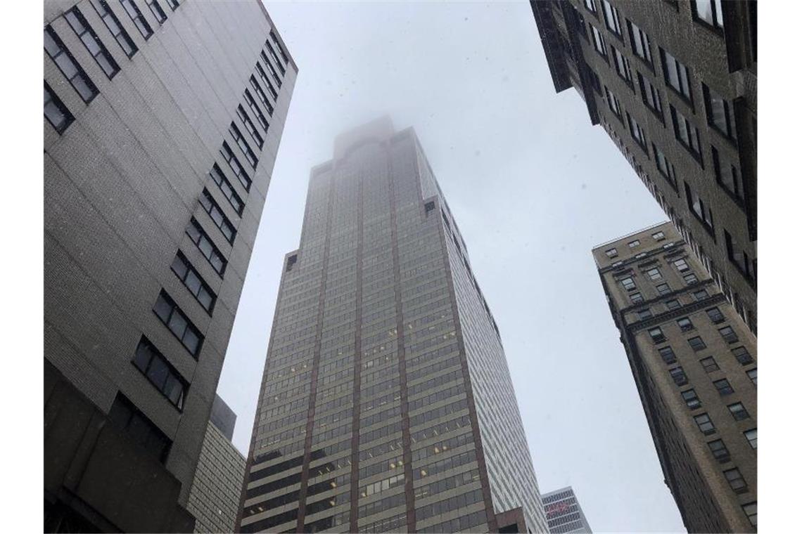 Ursachenforschung nach Helikopterabsturz in Manhattan Rauch ist an der Spitze eines Hochhauses in Manhattan zu sehen. Beim Absturz des Hubschraubers ist mindestens ein Mensch ums Leben gekommen. Foto: Mark Lennihan/AP