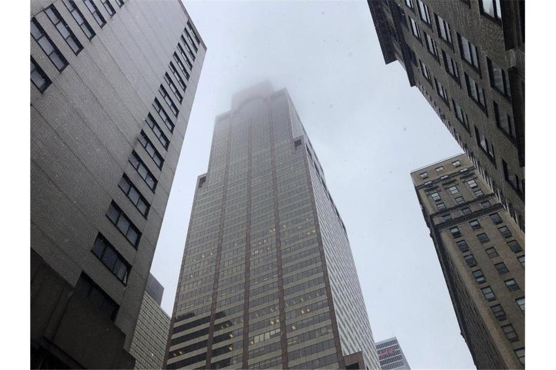 Rauch ist an der Spitze eines Hochhauses in Manhattan zu sehen. Beim Absturz des Hubschraubers ist mindestens ein Mensch ums Leben gekommen. Foto: Mark Lennihan/AP