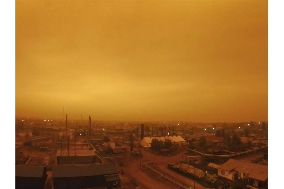 Rauch liegt über einer Kleinstadt in der russischen Republik Sacha (Jakutien). Foto: Nikolay Petrov/AP/dpa