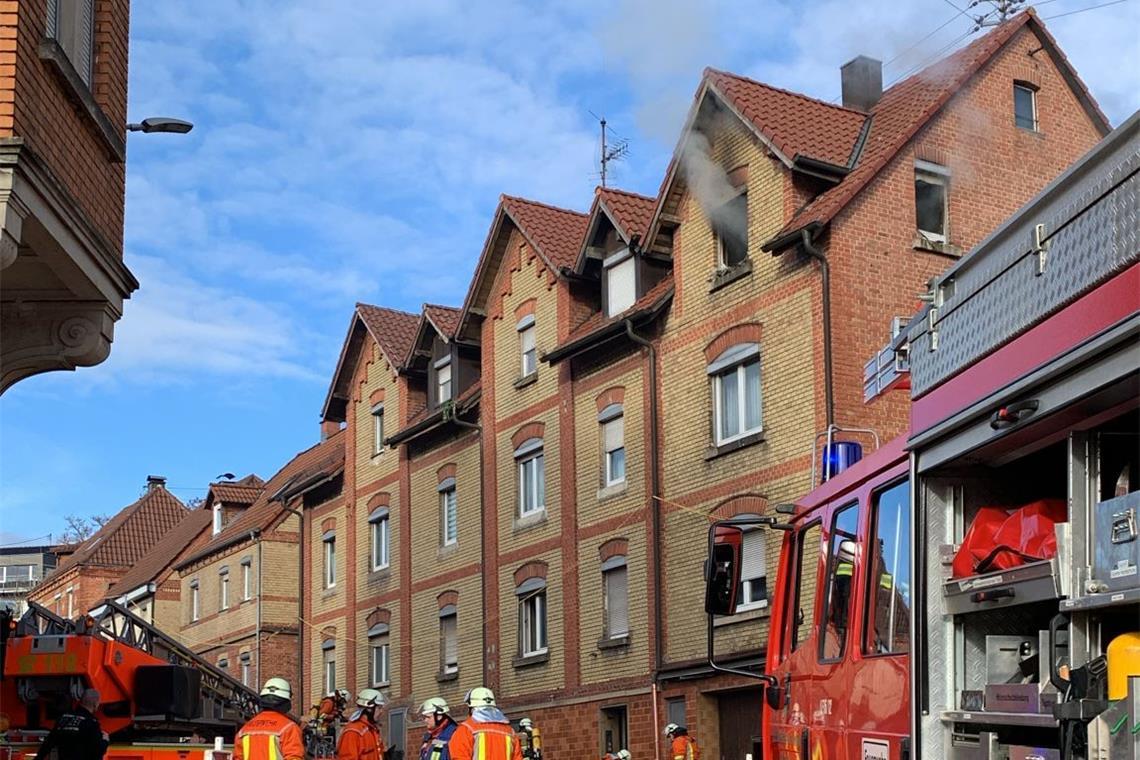 Zimmerbrand in Backnang Rauch quillt aus der Dachgaube. Foto: Alexander Becher
