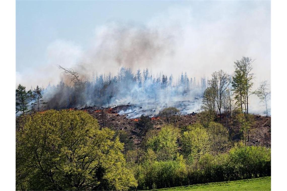 Feuerwehren kämpfen gegen Waldbrände Rauch steht über einem Waldstück bei Gummersbach. Foto: Markus Klümper/dpa