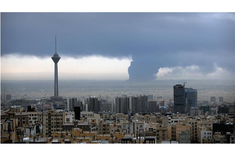 Rauch steigt am 8. März aus  dem Shahran Oil Depot bei Teheran nach einem israelischen Luftangriff auf.
