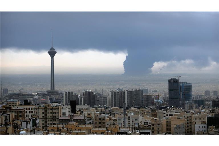 Rauch steigt am 8. März aus  dem Shahran Oil Depot bei Teheran nach einem israelischen Luftangriff auf.