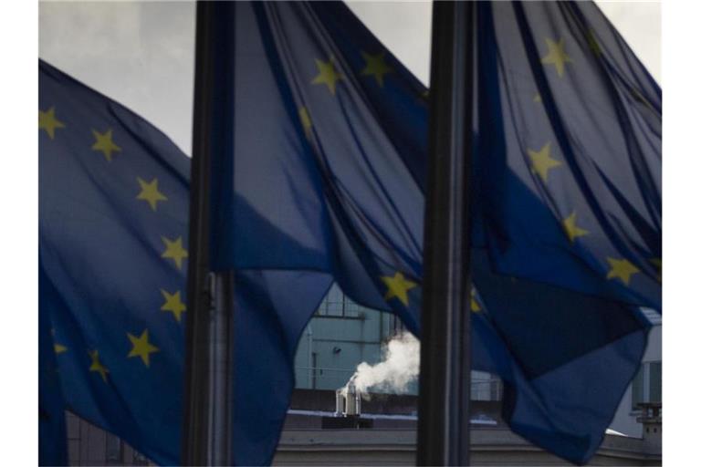 Rauch steigt am Hauptsitz der EU aus einem Schornstein auf: Der Brexit-Deal ist da. Foto: Virginia Mayo/AP/dpa