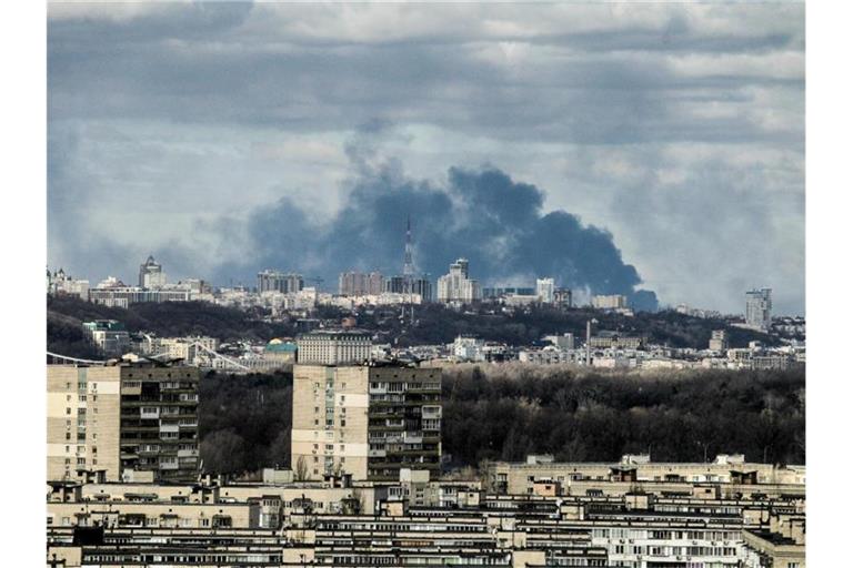 Rauch steigt am Morgen über dem Teil der ukrainischen Hauptstadt Kiew auf, der am rechten Ufer des Dnipro liegt. Russische Truppen haben den erwarteten Angriff auf die Ukraine gestartet und drangen in die Hauptstadt vor. Foto: -/Ukrinform/dpa