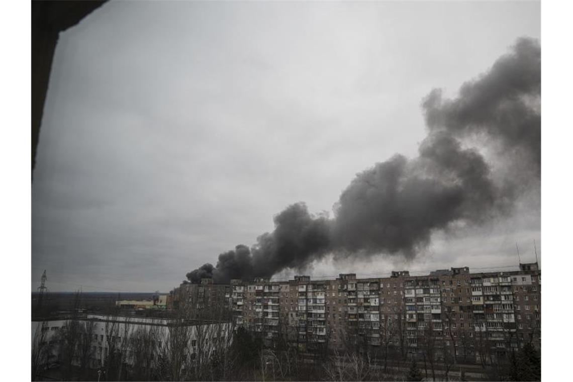 Mariupol: Hunderttausende müssen evakuiert werden Rauch steigt auf nach dem Beschuss durch russische Streitkräfte in Mariupol. Foto: Evgeniy Maloletka/AP/dpa