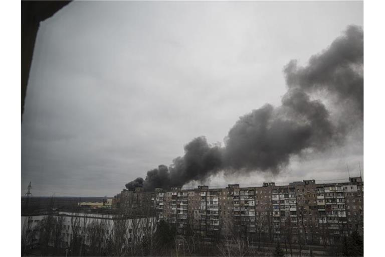 Rauch steigt auf nach dem Beschuss durch russische Streitkräfte in Mariupol. Foto: Evgeniy Maloletka/AP/dpa