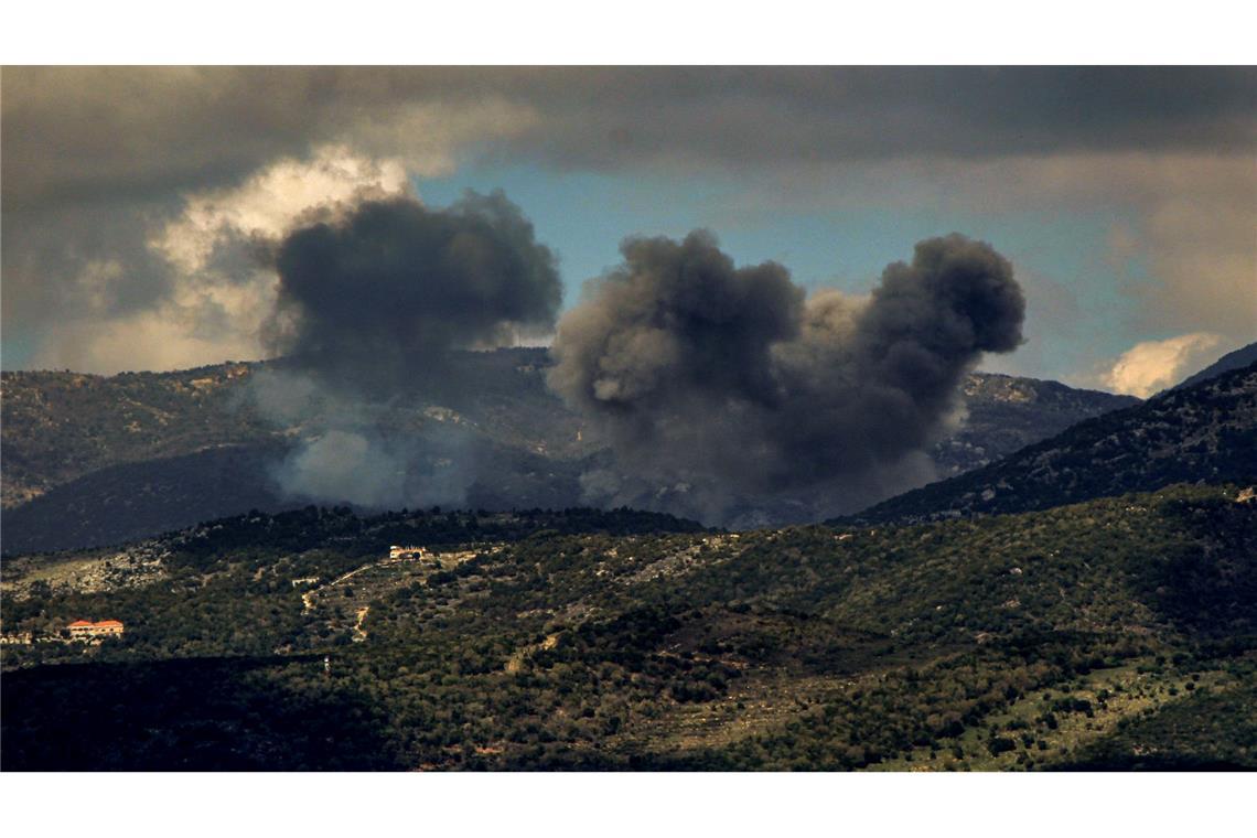 Israel greift im Libanon an Rauch steigt auf nach einem israelischen Luftangriff im Süden des Libanons. (Archivbild)