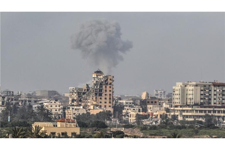 Rauch steigt auf nach einem israelischen Luftangriff in Gaza-Stadt.