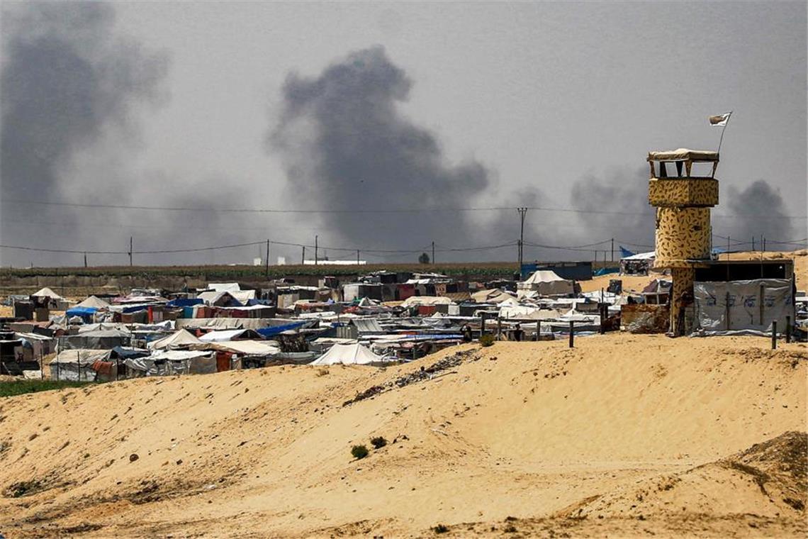 Netanjahu warnt Einwohner der Stadt Gaza: „verschwinden Sie" Rauch steigt auf nach einer Explosion in Rafah, im Süden des Gazastreifens. (Archivbild)