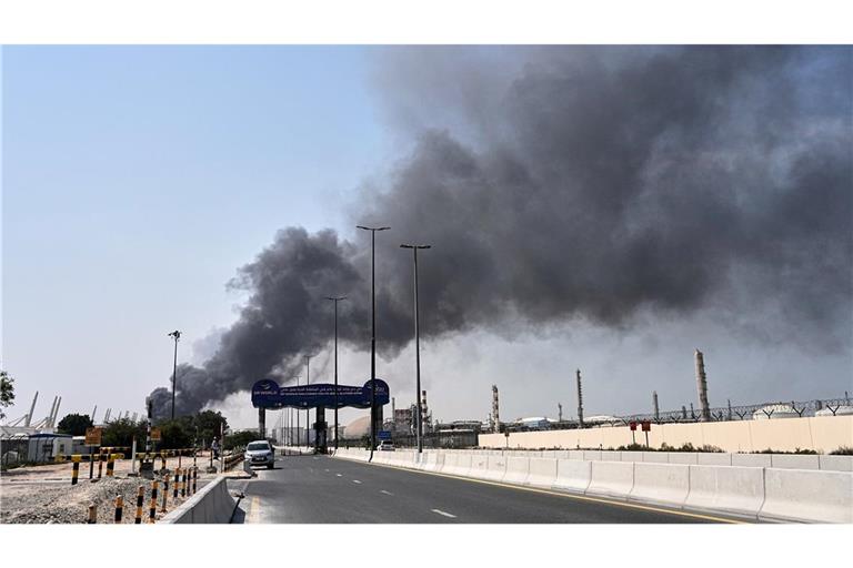 Rauch steigt auf nach iranischem Drohnenangriff im Hafengebiet von Dubai auf.