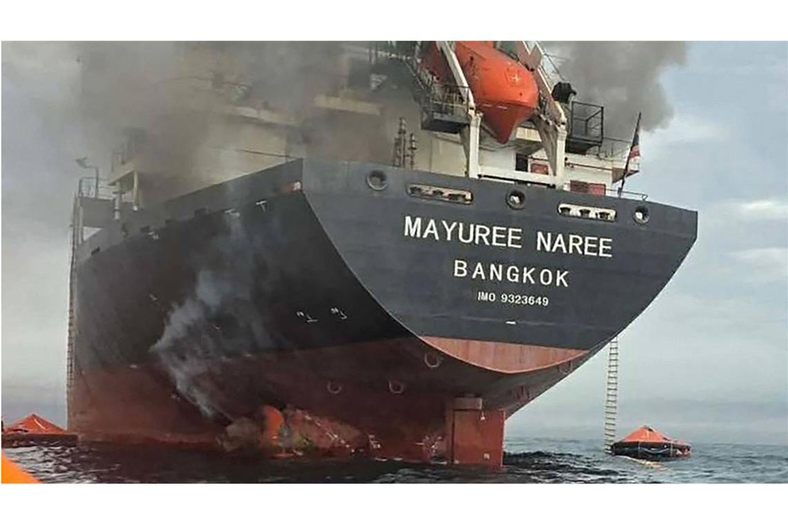 Rauch steigt auf von der „Mayuree Naree“: das thailändische Schiff wurde in der Nähe der Straße von Hormus angegriffen.