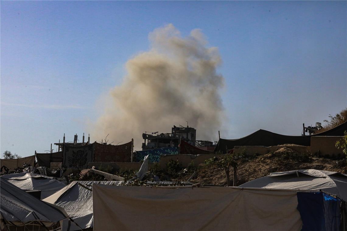 Rauch steigt auf von israelischen Luftangriffen auf palästinensische Häuser im nördlichen Gazastreifen.