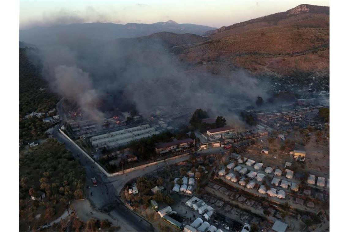 Rauch steigt aus Container-Häuser und Zelten im Flüchtlingslager Moria auf. Der Großbrand nahm in der Nacht durch verschiedene kleinere Brandherde und starken Wind seinen Lauf. Foto: Panagiotis Balaskas/AP/dpa