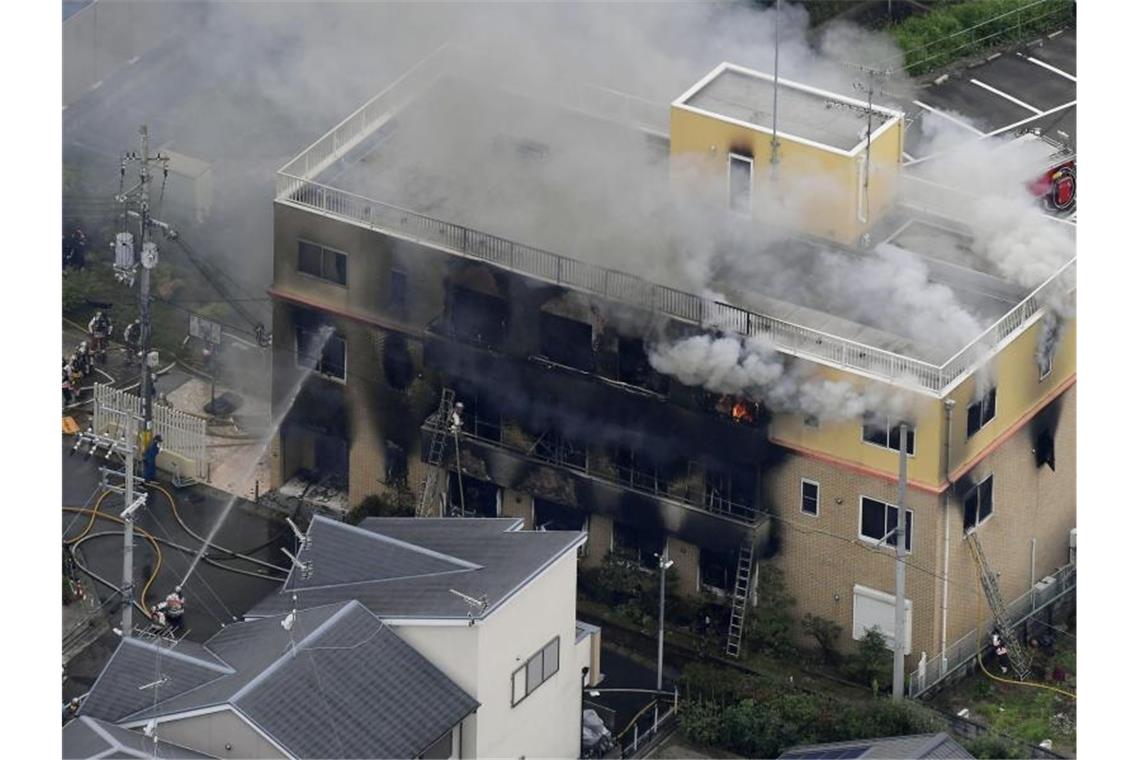Brandstifter zündet Filmstudio in Kyoto an: „Sterbt!“ Rauch steigt aus dem dreistöckigen Studio in Kyoto auf. Foto: kyodo