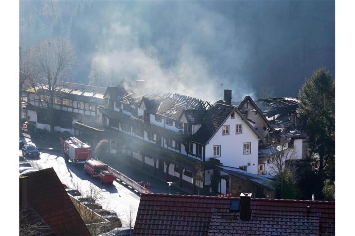 Rauch steigt aus dem zum Teil abgebrannten Dachstuhl des drei-Sterne-Restaurants „Schwarzwaldstube“. Foto: Andreas Rosar Fotoagentur-Stuttg/Andreas Rosar Fotoagentur-Stuttg