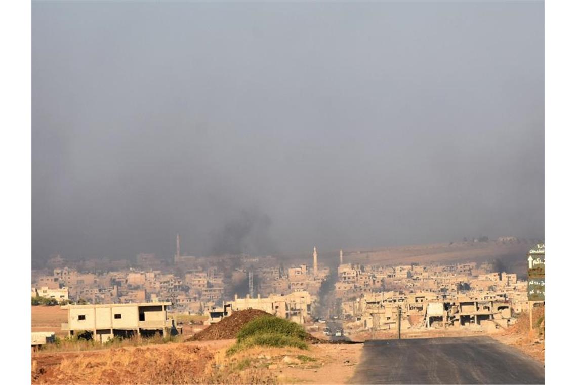 Syrien: Von Berlin geförderte Kliniken in Idlib getroffen Rauch steigt aus der Stadt Chan Schaichun auf. Foto: XinHua/dpa