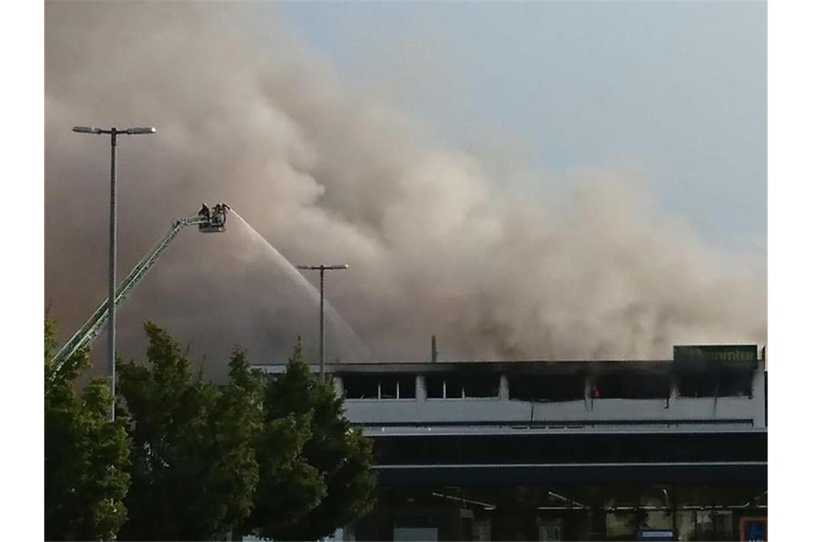 Rauch steigt aus einem Lager eines Baustoffhandels in Herrenberg. Foto: Dettenmeyer/SDMG