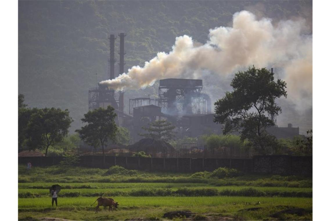 Rauch steigt aus einem mit Kohle betriebenen Stahlwerk im Dorf Hehal in der Nähe von Ranchi im östlichen Bundesstaat Jharkhand in Indien. Foto: Altaf Qadri/AP/dpa