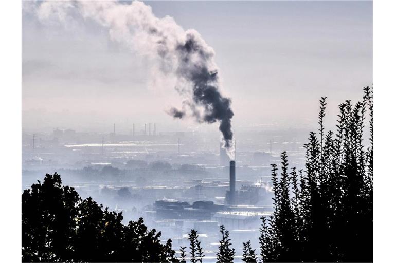 Rauch steigt aus einer Fabrik im Südosten Frankreichs. Klimaschutzmaßnahmen können schon in den kommenden Jahren einen Nutzen für die Volkswirtschaft haben - durch eine Verringerung der Luftverschmutzung. Foto: Philippe Desmazes/AFP/dpa