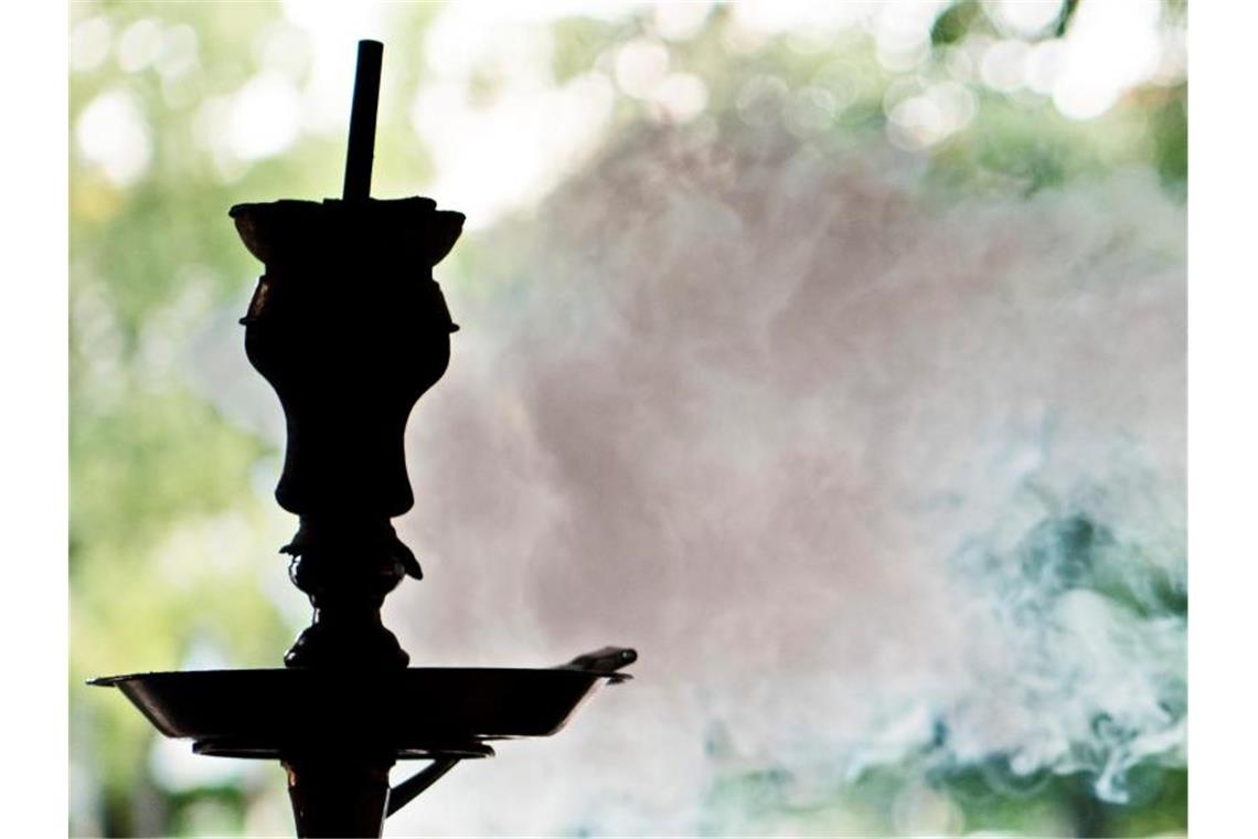 Rauch steigt aus einer Wasserpfeife. Foto: Soeren Stache/dpa
