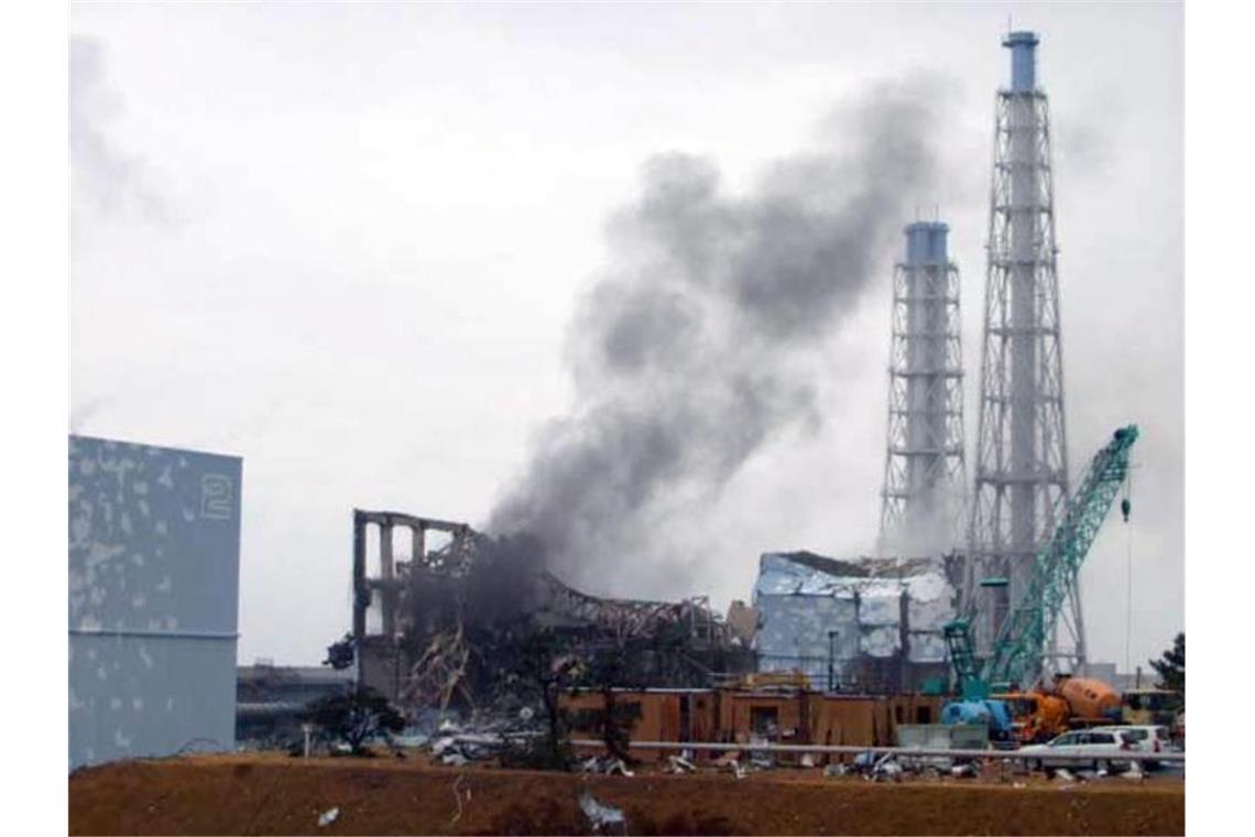 Strahlenschäden durch Fukushima statistisch nicht belegbar Rauch steigt im März 2011 über dem japanischen Katastrophen-Kernkraftwerk Fukushima Daiichi auf. Foto: TEPCO/EPA/dpa