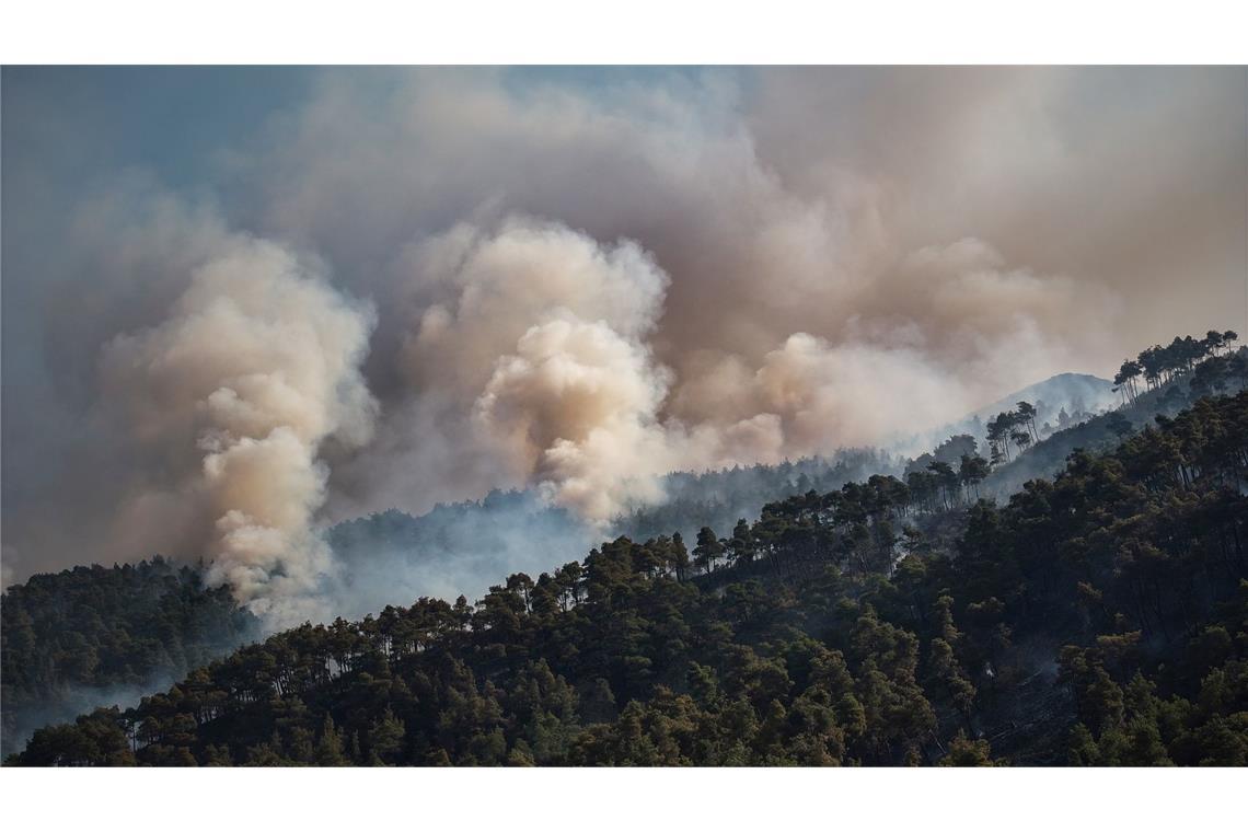 Rauch steigt in den Himmel am fünften Tag in Folge eines Waldbrandes in der Nähe der Stadt Rabia, Syrien, in der Region Latakia.