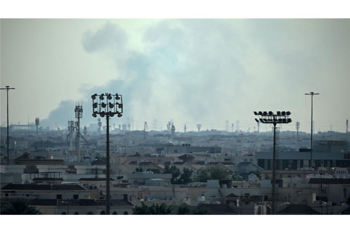 Rauch steigt in der Nähe einer Militärbasis in Katar auf. Hier soll ein Iranischer Gegenschlag abgewehrt worden sein.