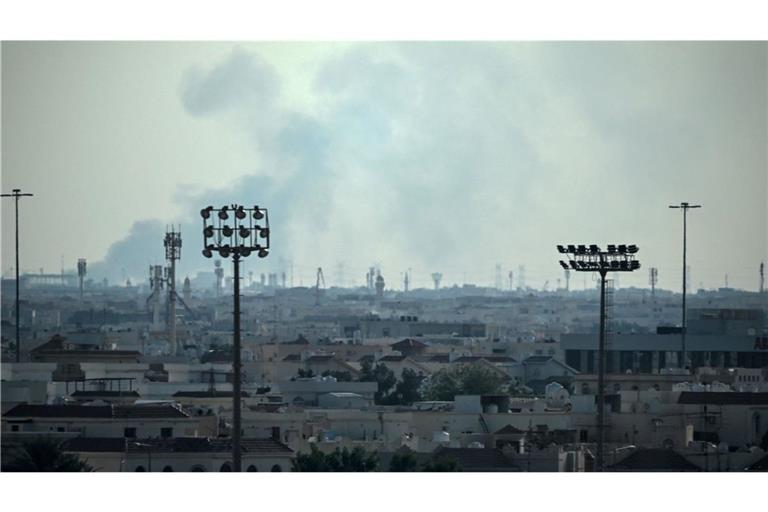 Rauch steigt in der Nähe einer Militärbasis in Katar auf. Hier soll ein Iranischer Gegenschlag abgewehrt worden sein.